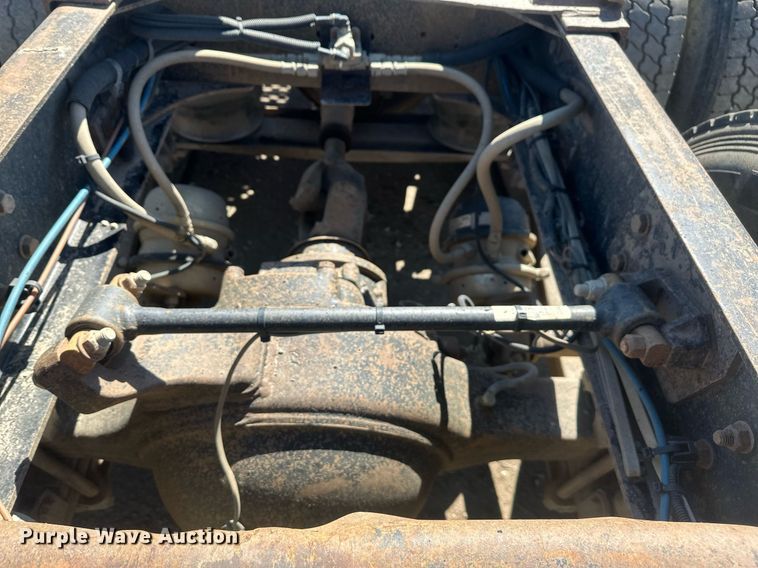 image for item DT7146 2006 Freightliner FLD120 semi truck