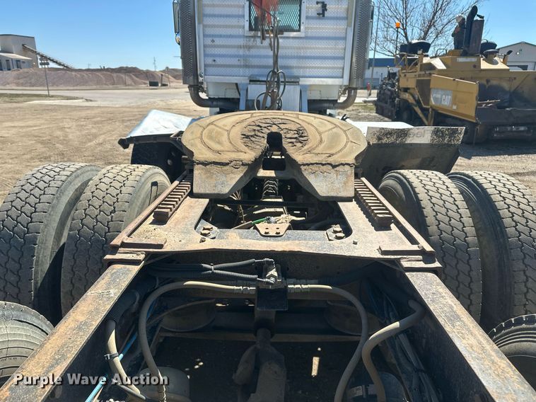 image for item DT7146 2006 Freightliner FLD120 semi truck