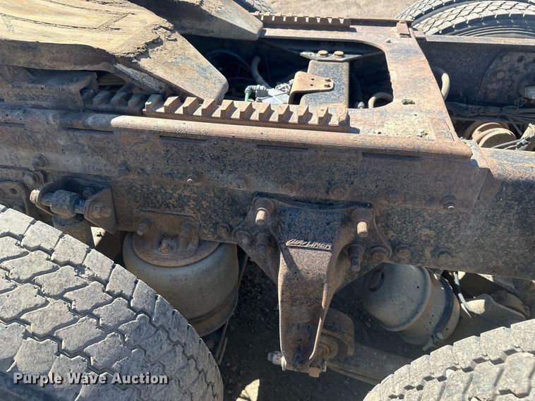 image for item DT7146 2006 Freightliner FLD120 semi truck