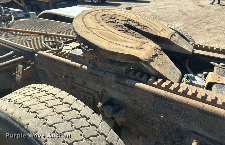 image for item DT7146 2006 Freightliner FLD120 semi truck