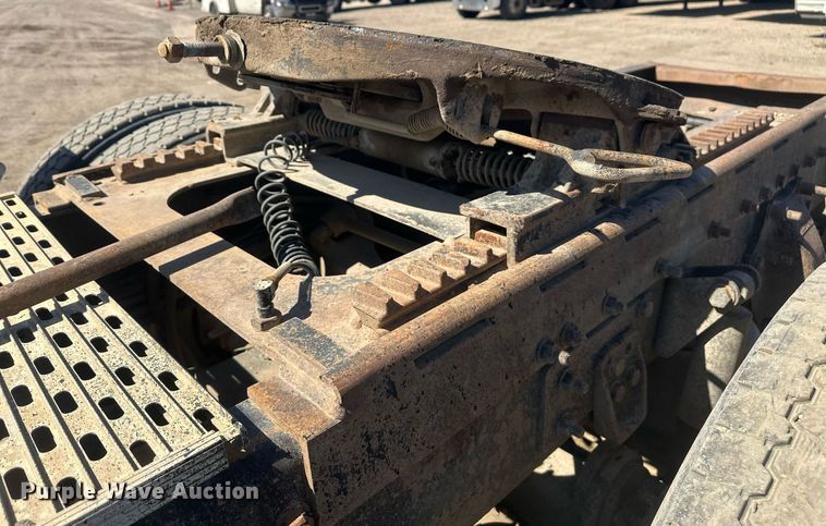 image for item DT7146 2006 Freightliner FLD120 semi truck