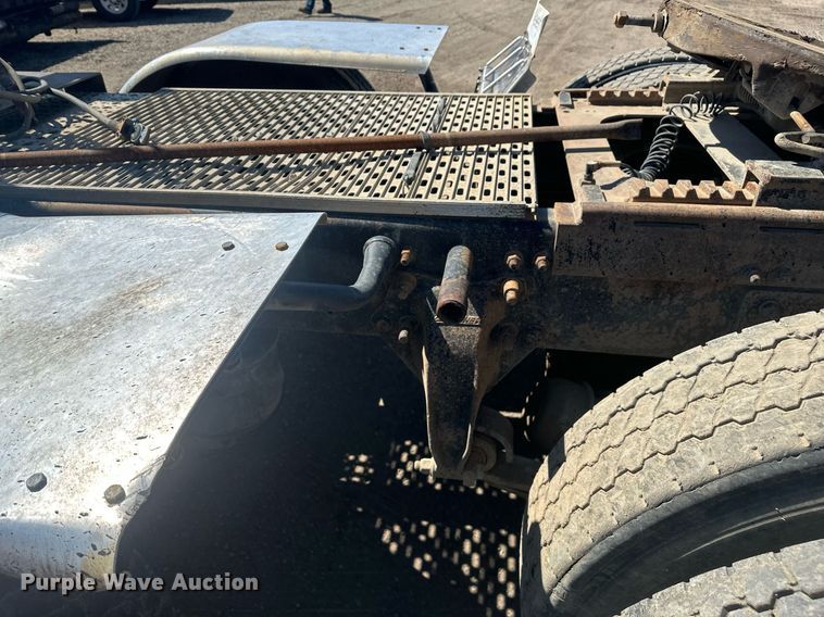 image for item DT7146 2006 Freightliner FLD120 semi truck