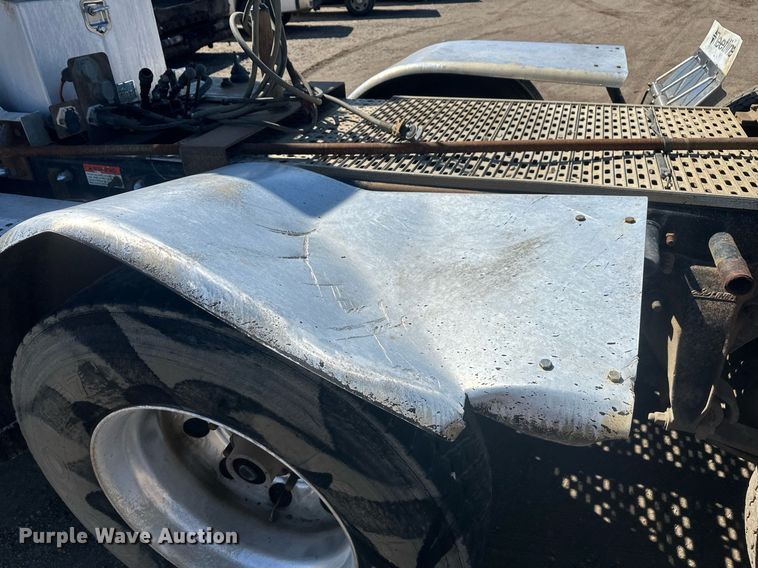 image for item DT7146 2006 Freightliner FLD120 semi truck