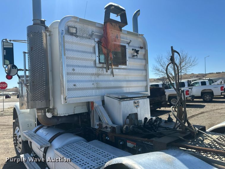 image for item DT7146 2006 Freightliner FLD120 semi truck