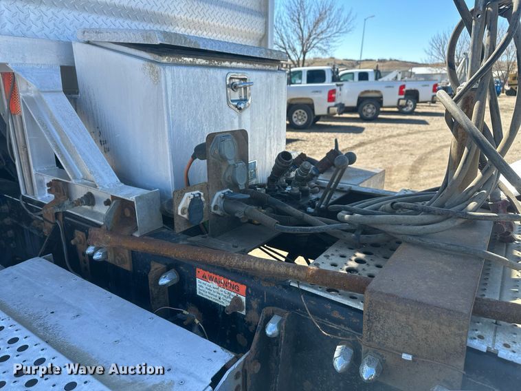 image for item DT7146 2006 Freightliner FLD120 semi truck