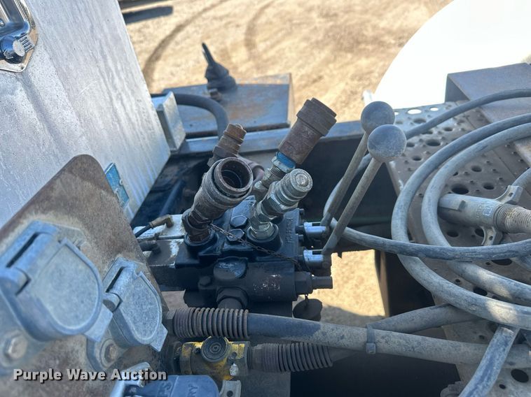 image for item DT7146 2006 Freightliner FLD120 semi truck