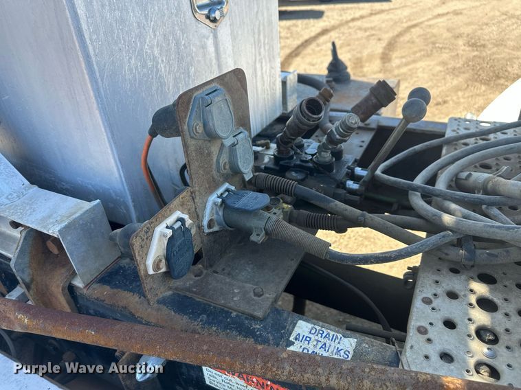 image for item DT7146 2006 Freightliner FLD120 semi truck