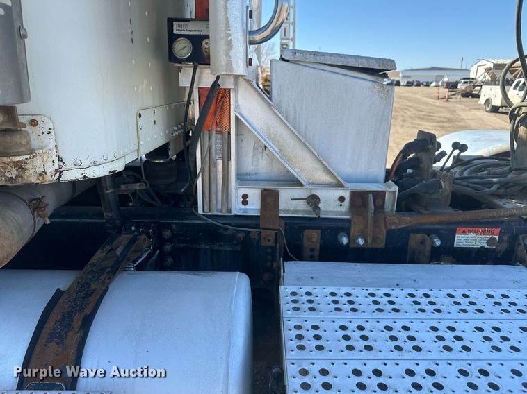 image for item DT7146 2006 Freightliner FLD120 semi truck