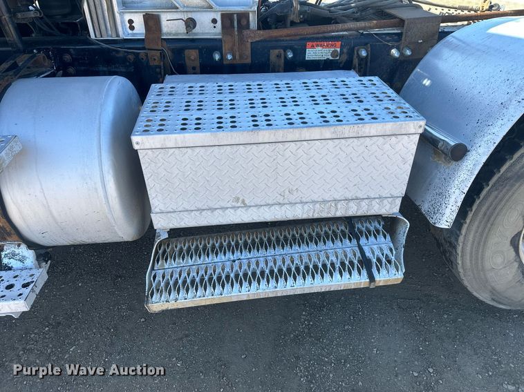 image for item DT7146 2006 Freightliner FLD120 semi truck