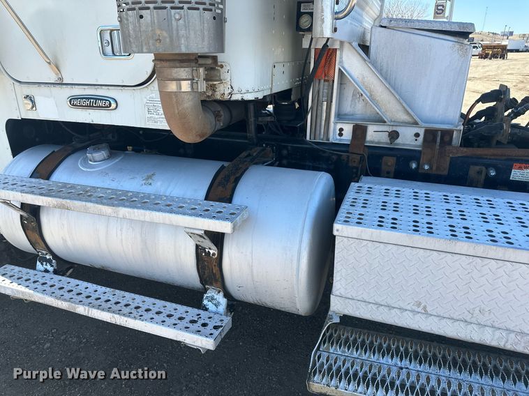 image for item DT7146 2006 Freightliner FLD120 semi truck