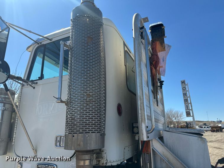 image for item DT7146 2006 Freightliner FLD120 semi truck