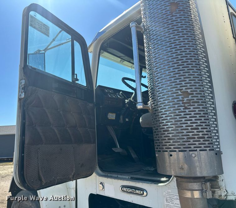 image for item DT7146 2006 Freightliner FLD120 semi truck