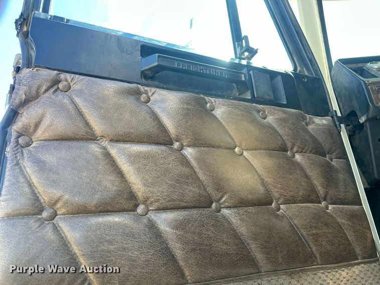 image for item DT7146 2006 Freightliner FLD120 semi truck