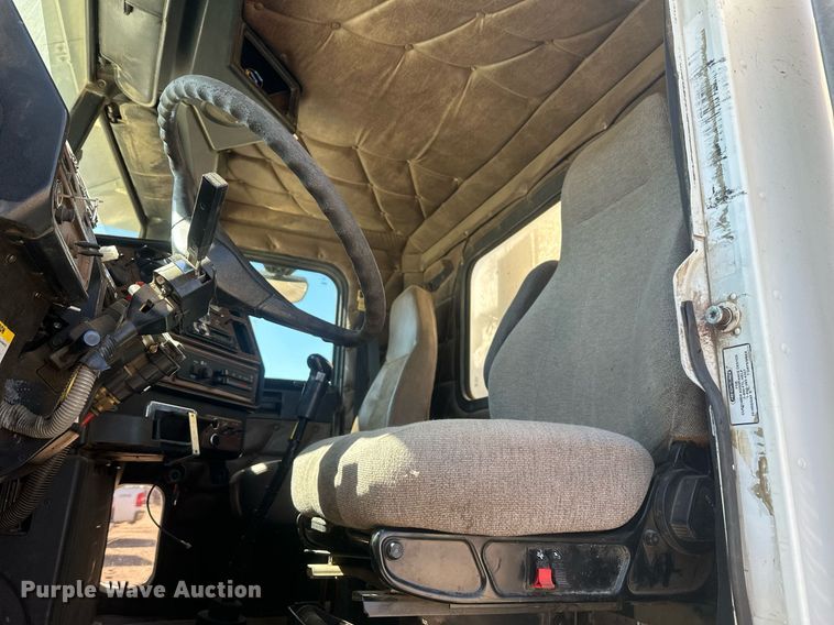 image for item DT7146 2006 Freightliner FLD120 semi truck