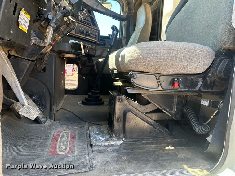 image for item DT7146 2006 Freightliner FLD120 semi truck