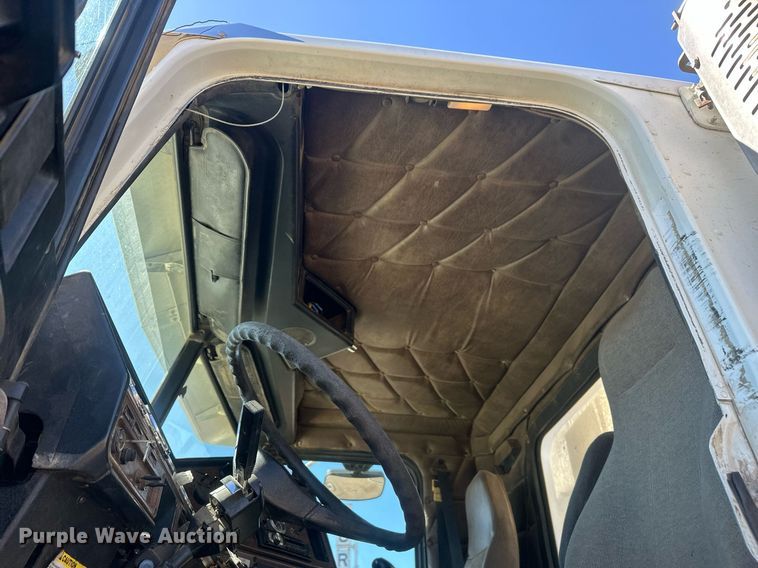 image for item DT7146 2006 Freightliner FLD120 semi truck