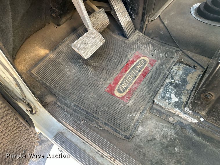 image for item DT7146 2006 Freightliner FLD120 semi truck