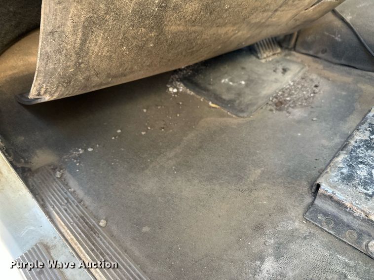 image for item DT7146 2006 Freightliner FLD120 semi truck