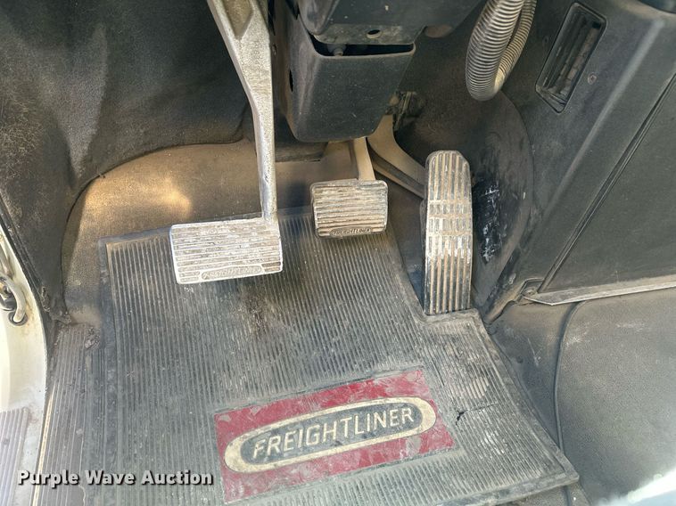 image for item DT7146 2006 Freightliner FLD120 semi truck