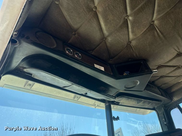 image for item DT7146 2006 Freightliner FLD120 semi truck