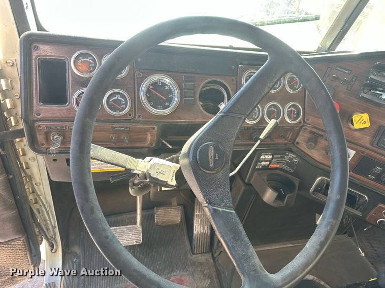 image for item DT7146 2006 Freightliner FLD120 semi truck