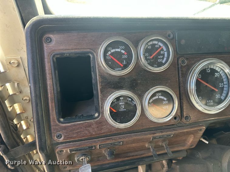 image for item DT7146 2006 Freightliner FLD120 semi truck