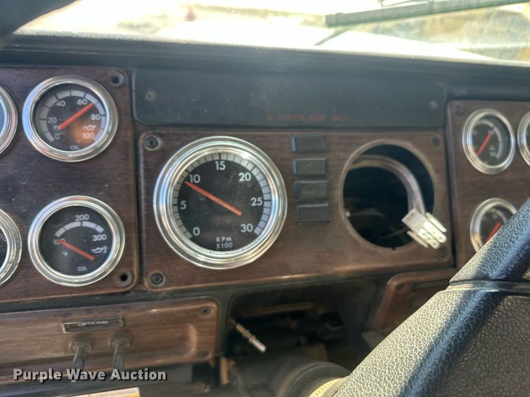 image for item DT7146 2006 Freightliner FLD120 semi truck