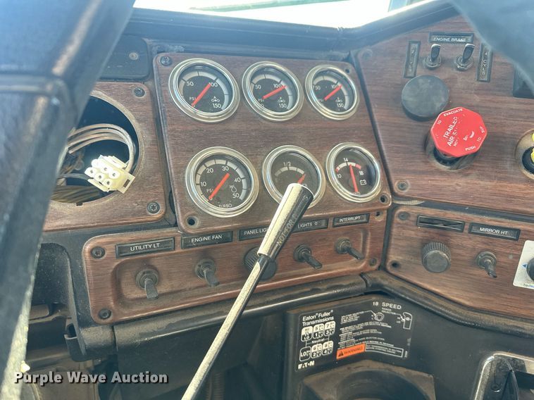 image for item DT7146 2006 Freightliner FLD120 semi truck