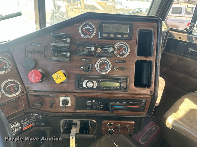 image for item DT7146 2006 Freightliner FLD120 semi truck