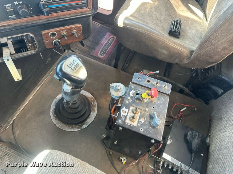 image for item DT7146 2006 Freightliner FLD120 semi truck