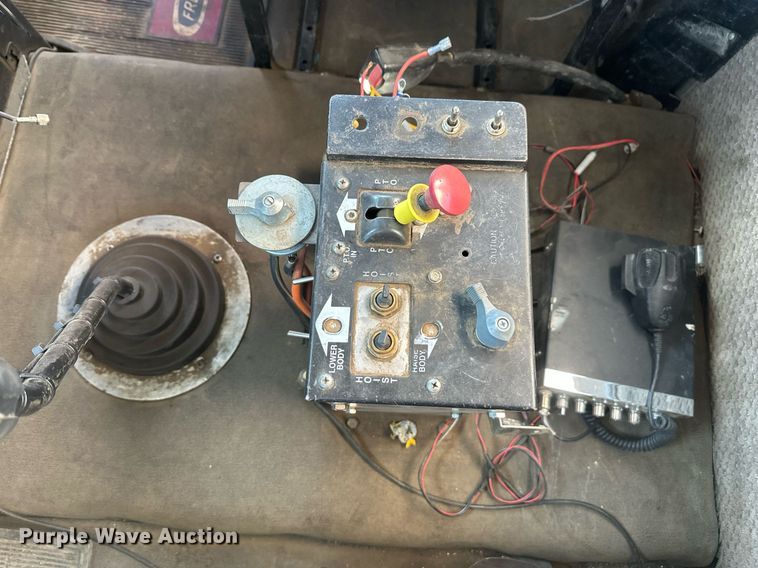 image for item DT7146 2006 Freightliner FLD120 semi truck