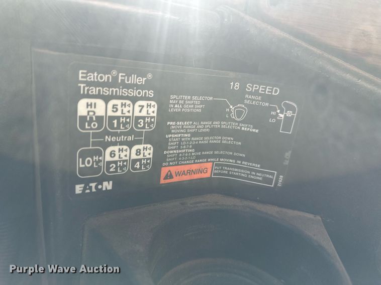 image for item DT7146 2006 Freightliner FLD120 semi truck