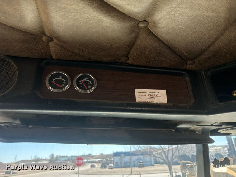 image for item DT7146 2006 Freightliner FLD120 semi truck