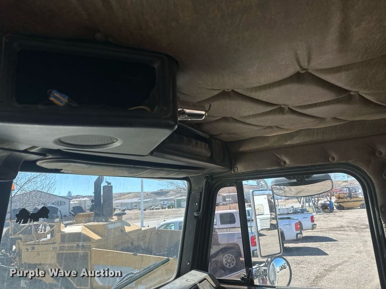 image for item DT7146 2006 Freightliner FLD120 semi truck