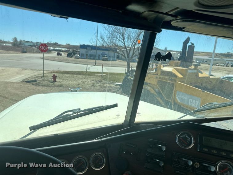 image for item DT7146 2006 Freightliner FLD120 semi truck