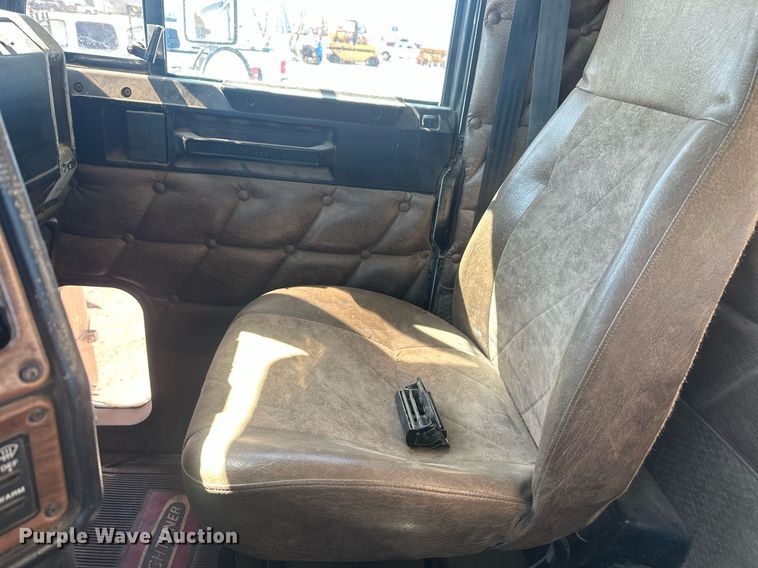 image for item DT7146 2006 Freightliner FLD120 semi truck