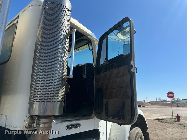 image for item DT7146 2006 Freightliner FLD120 semi truck