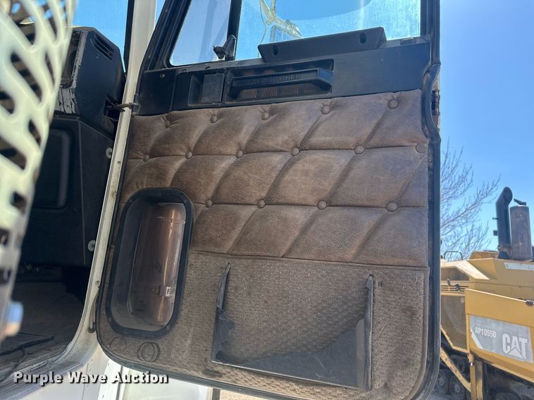 image for item DT7146 2006 Freightliner FLD120 semi truck