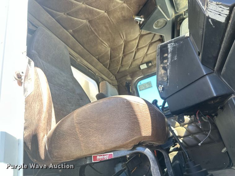 image for item DT7146 2006 Freightliner FLD120 semi truck