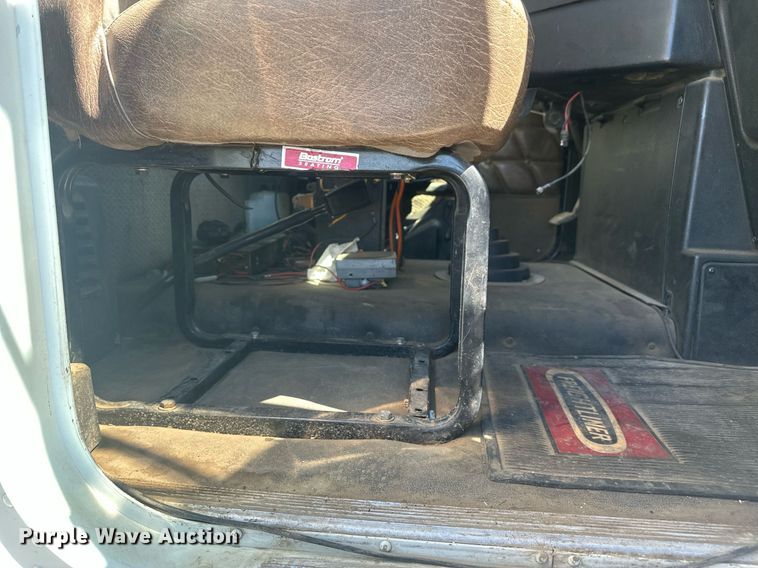 image for item DT7146 2006 Freightliner FLD120 semi truck