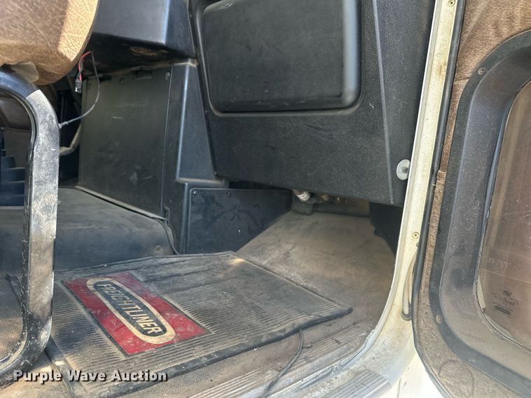 image for item DT7146 2006 Freightliner FLD120 semi truck