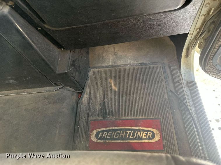 image for item DT7146 2006 Freightliner FLD120 semi truck