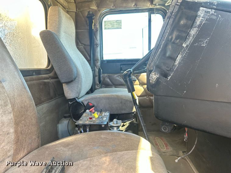 image for item DT7146 2006 Freightliner FLD120 semi truck