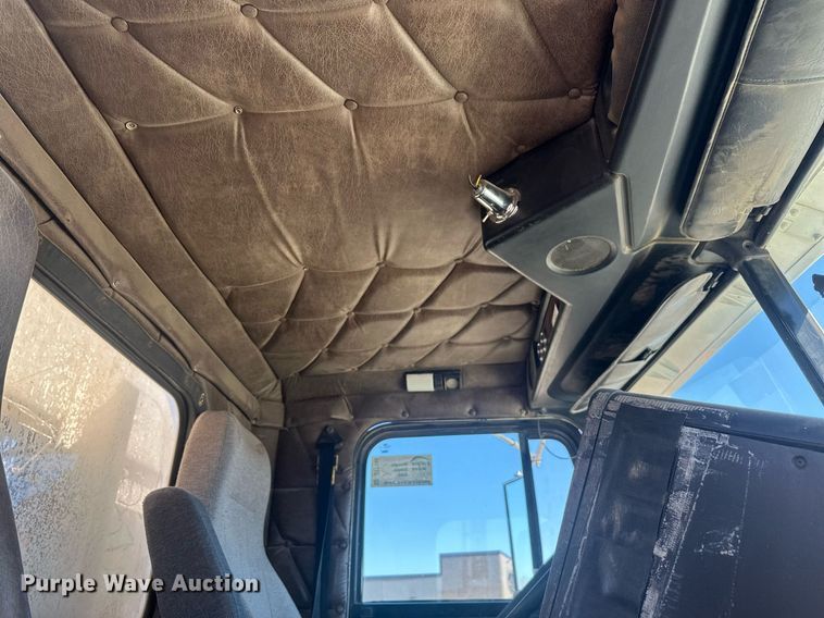 image for item DT7146 2006 Freightliner FLD120 semi truck