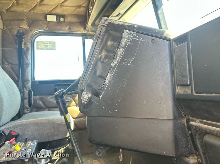 image for item DT7146 2006 Freightliner FLD120 semi truck