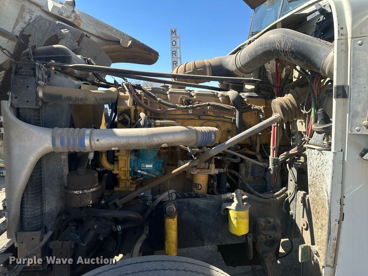 image for item DT7146 2006 Freightliner FLD120 semi truck