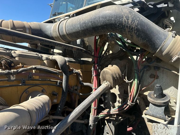 image for item DT7146 2006 Freightliner FLD120 semi truck