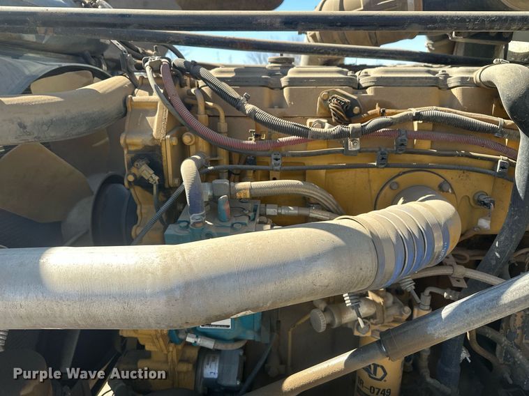 image for item DT7146 2006 Freightliner FLD120 semi truck