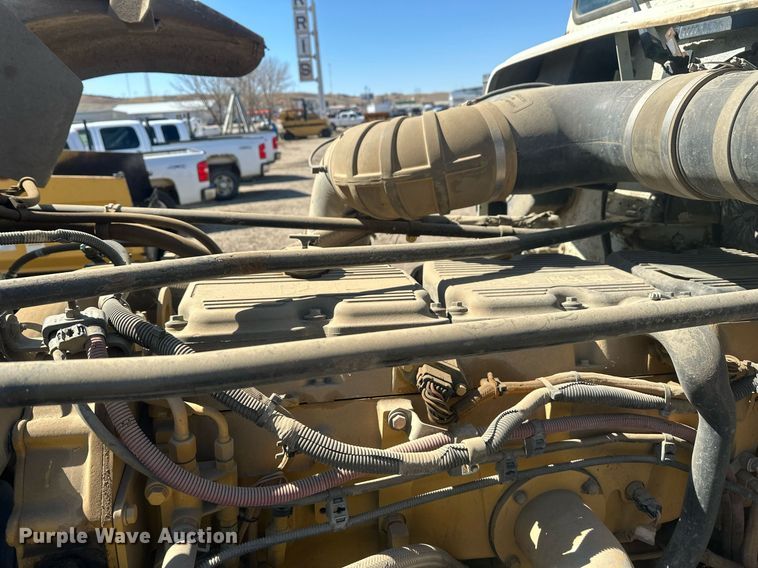 image for item DT7146 2006 Freightliner FLD120 semi truck