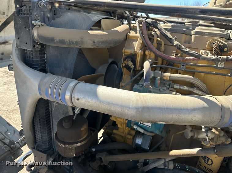 image for item DT7146 2006 Freightliner FLD120 semi truck